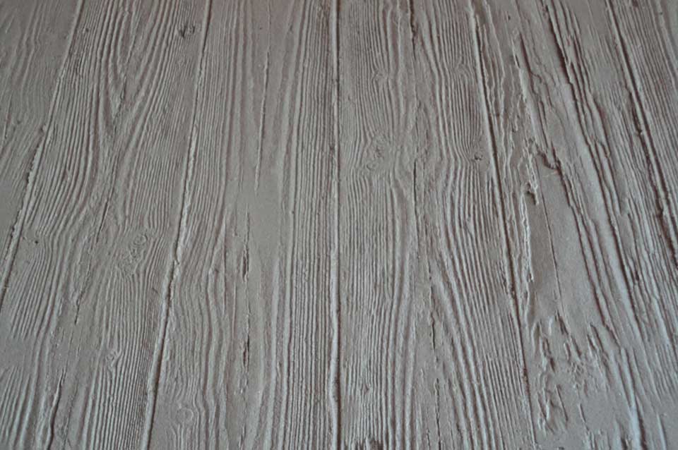 Board-marked clay finish, timber textured large interior clay wall, Nando's restaurant in Milton Keynes