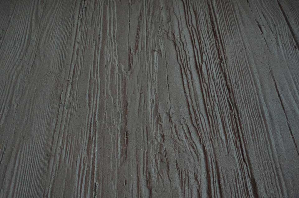 Board-marked clay finish, timber textured large interior clay wall, Nando's restaurant in Milton Keynes